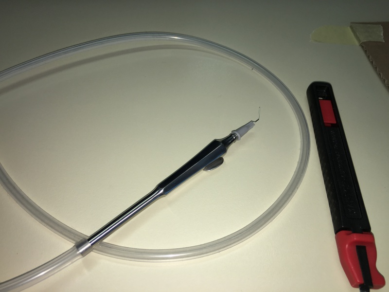 Datei:Chimeworkshop 2015 smd vakuum pinzette komplet.JPG