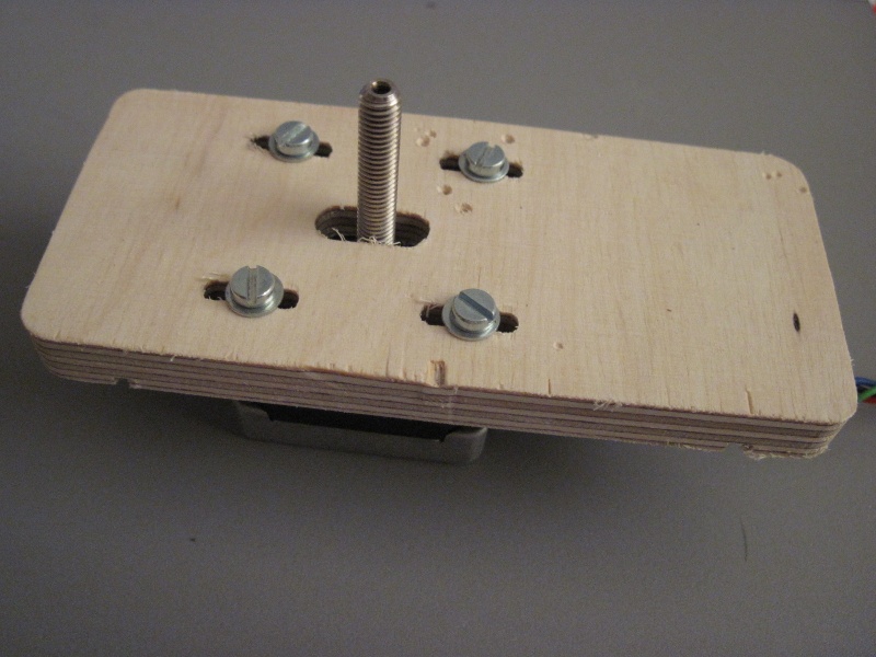 Datei:Egg-Bot 026 Y-Motor Plate IMG 1866.JPG
