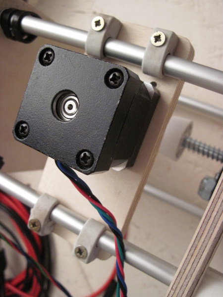 Datei:Egg-Bot 026 Y-Motor Plate IMG 1867.JPG