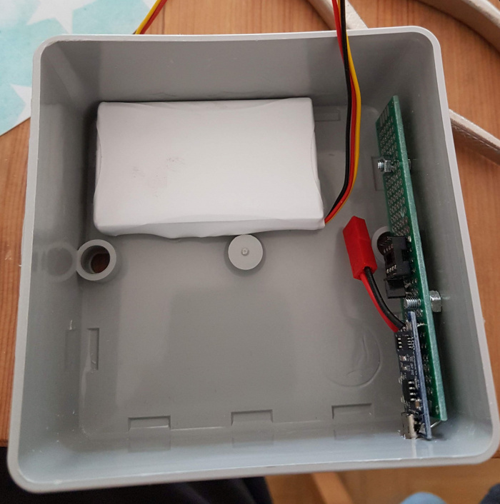 Flaschenlampe Platine montiert mit Akku.jpeg